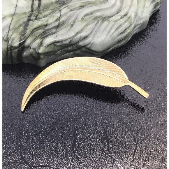Elegant Gold-Tone Feather Brooch Pin - Picture 3 of 5